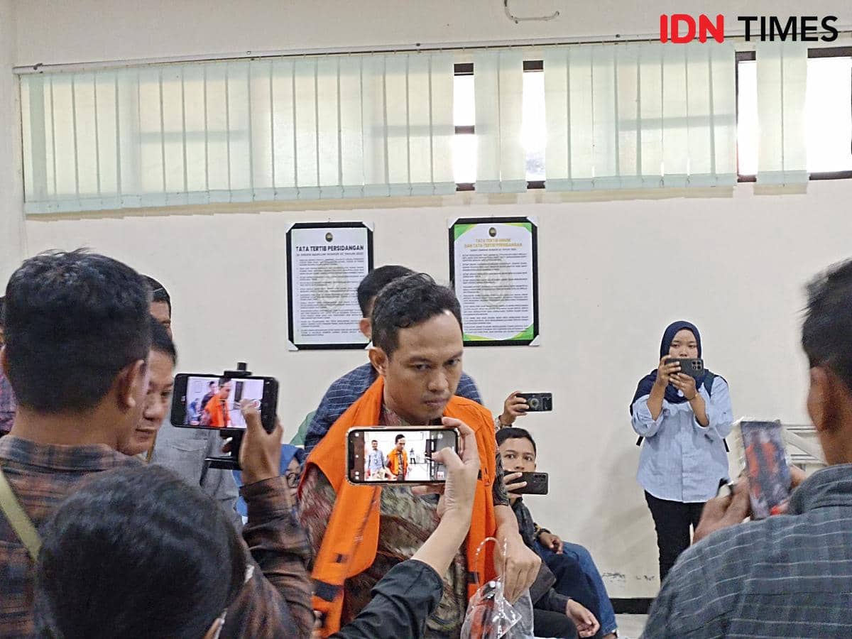 Sidang Dakwaan: Bupati Cilacap Syamsul Auliya Rachman Palak Para ASN