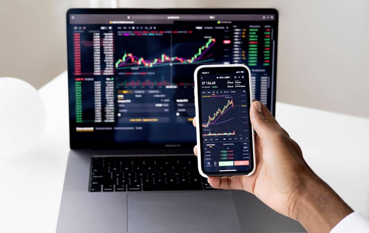 Ilustrasi bertema rebalancing untuk menggambarkan penyesuaian kembali alokasi aset dalam investasi.