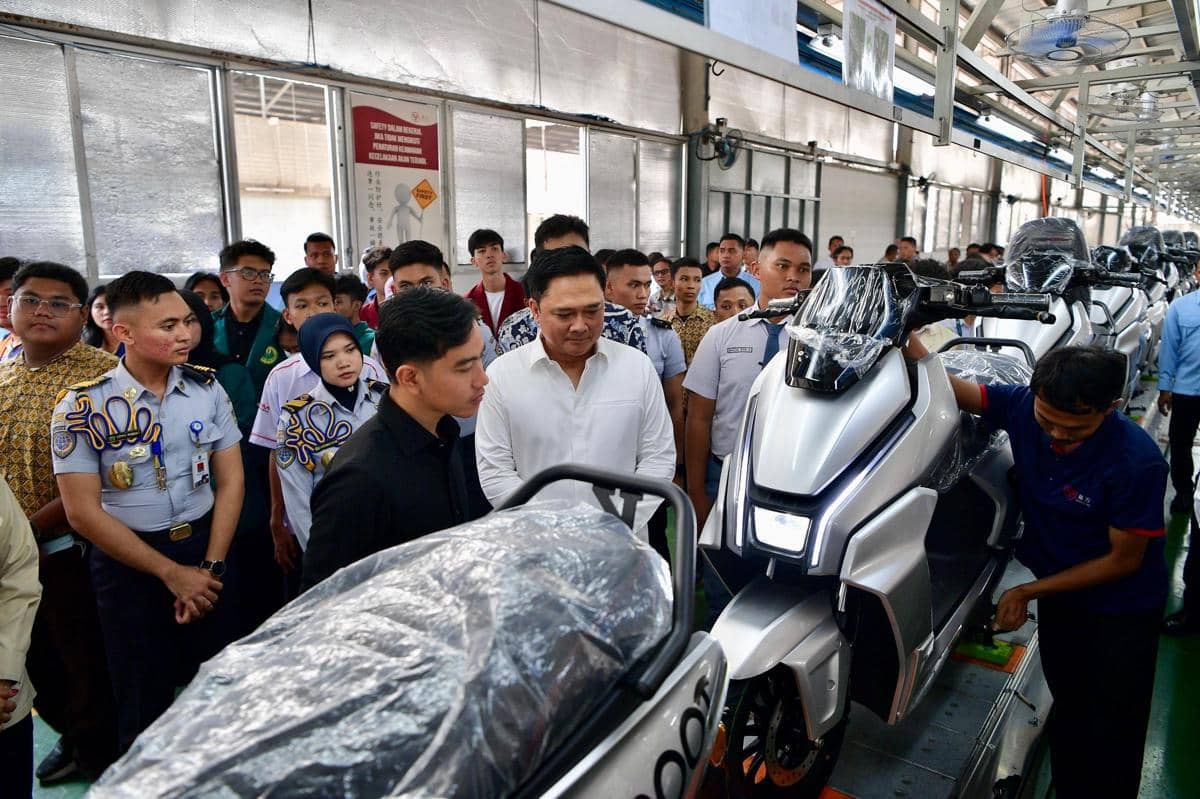 Momen Gibran Menjajal Motor Listrik Saat Kunjungi Pabrik di Tangerang