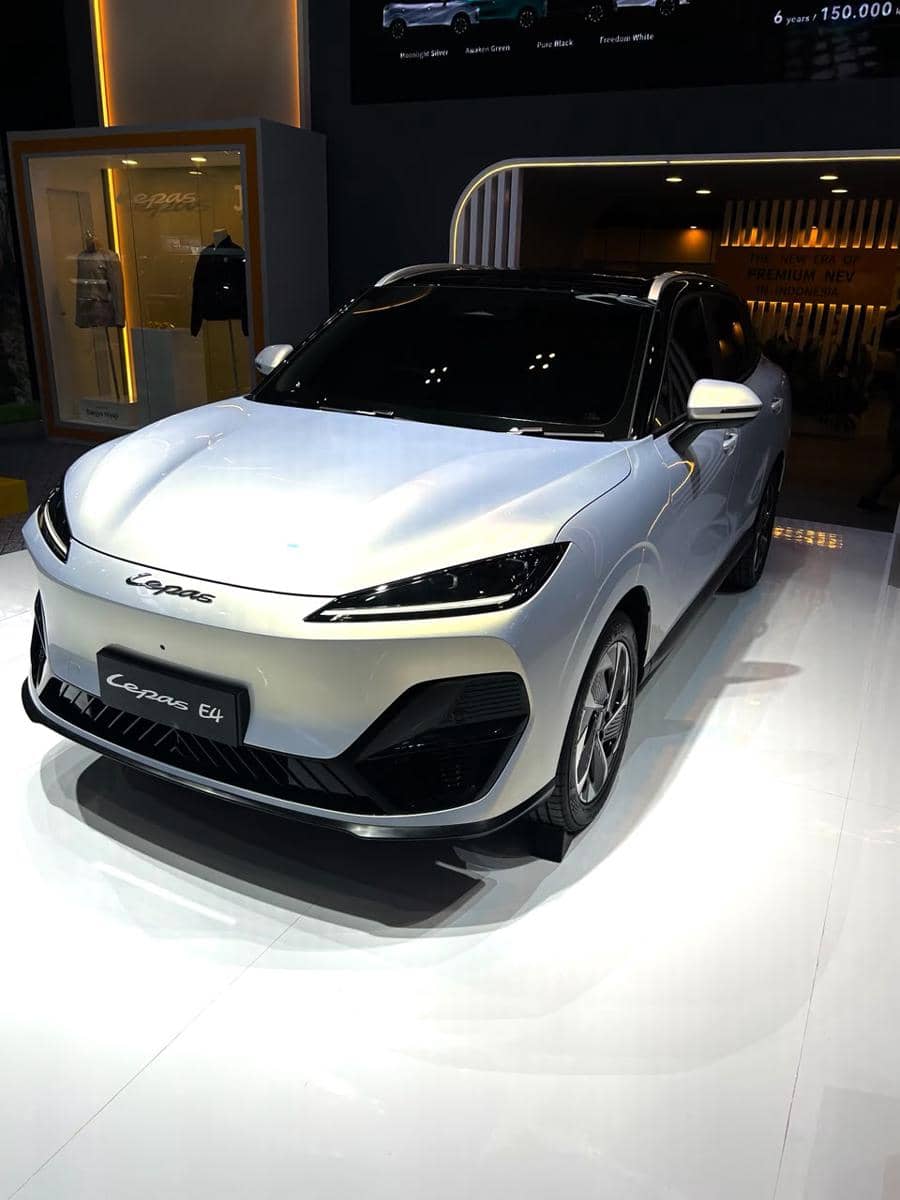 Mobil Lepas E4 dipamerkan di area pameran GIIAS 2026 dengan latar stan dan pencahayaan dalam ruangan.