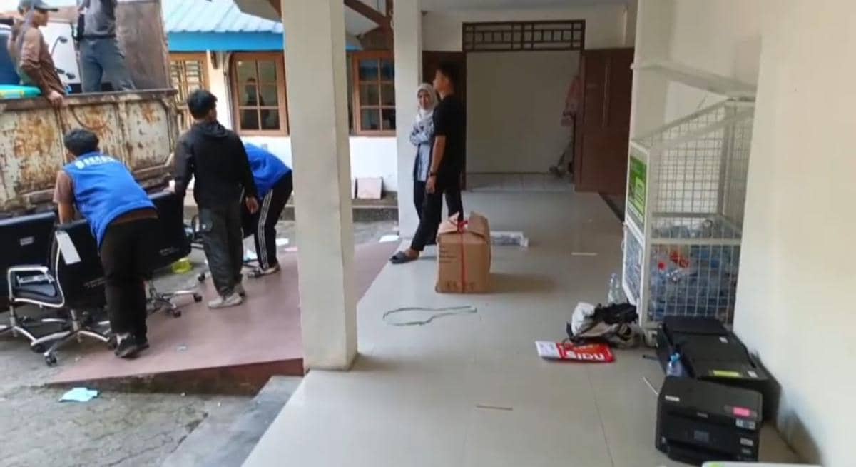 Para pekerja mengangkut berkas dan perlengkapan kerja Sekretariat DPRD Kota Makassar ke gedung baru di Jalan AP Pettarani.