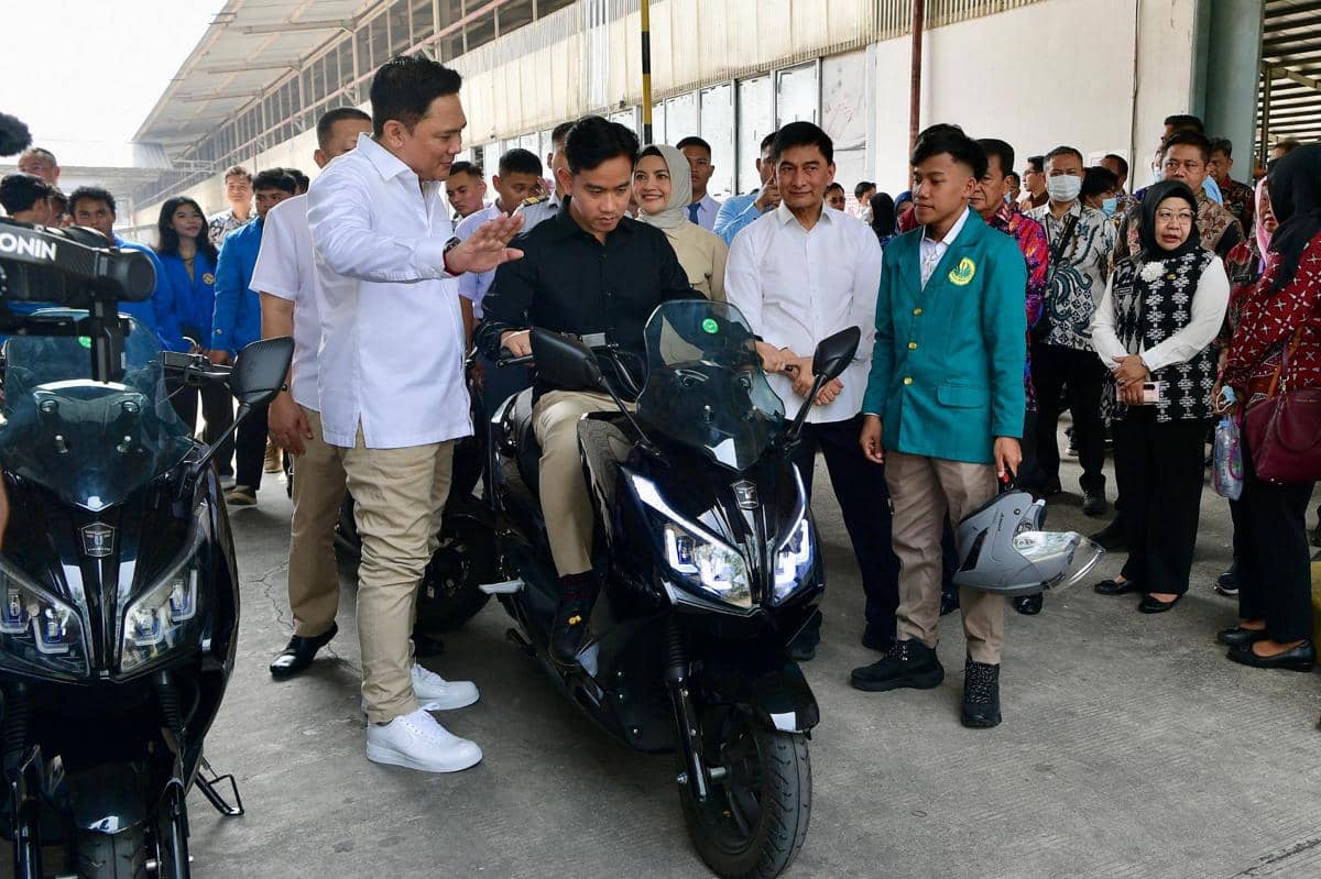 Momen Gibran Menjajal Motor Listrik Saat Kunjungi Pabrik di Tangerang
