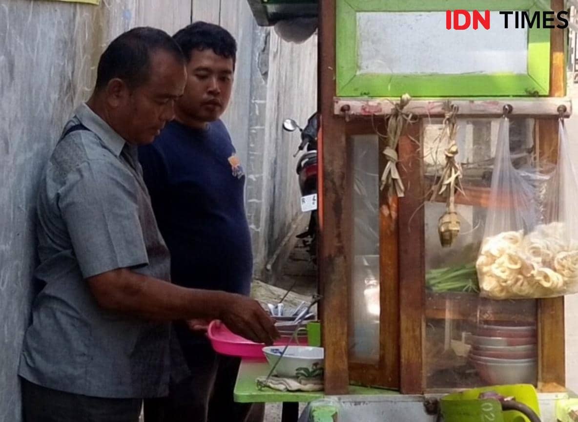 Pedagang menghadapi kenaikan modal dagangan di tengah menurunnya daya beli masyarakat pada Jumat, 31 Juli 2026.