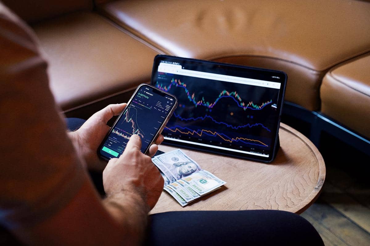 Ilustrasi rebalancing portofolio investasi untuk menyesuaikan kembali alokasi aset sesuai strategi keuangan.