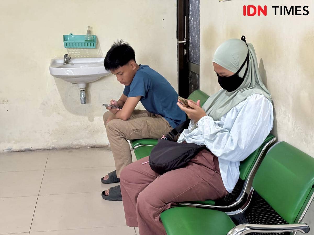 Fiya (kanan) menunggu di poli gigi Puskesmas Mranggen III. (IDN Times/Dhana Kencana)