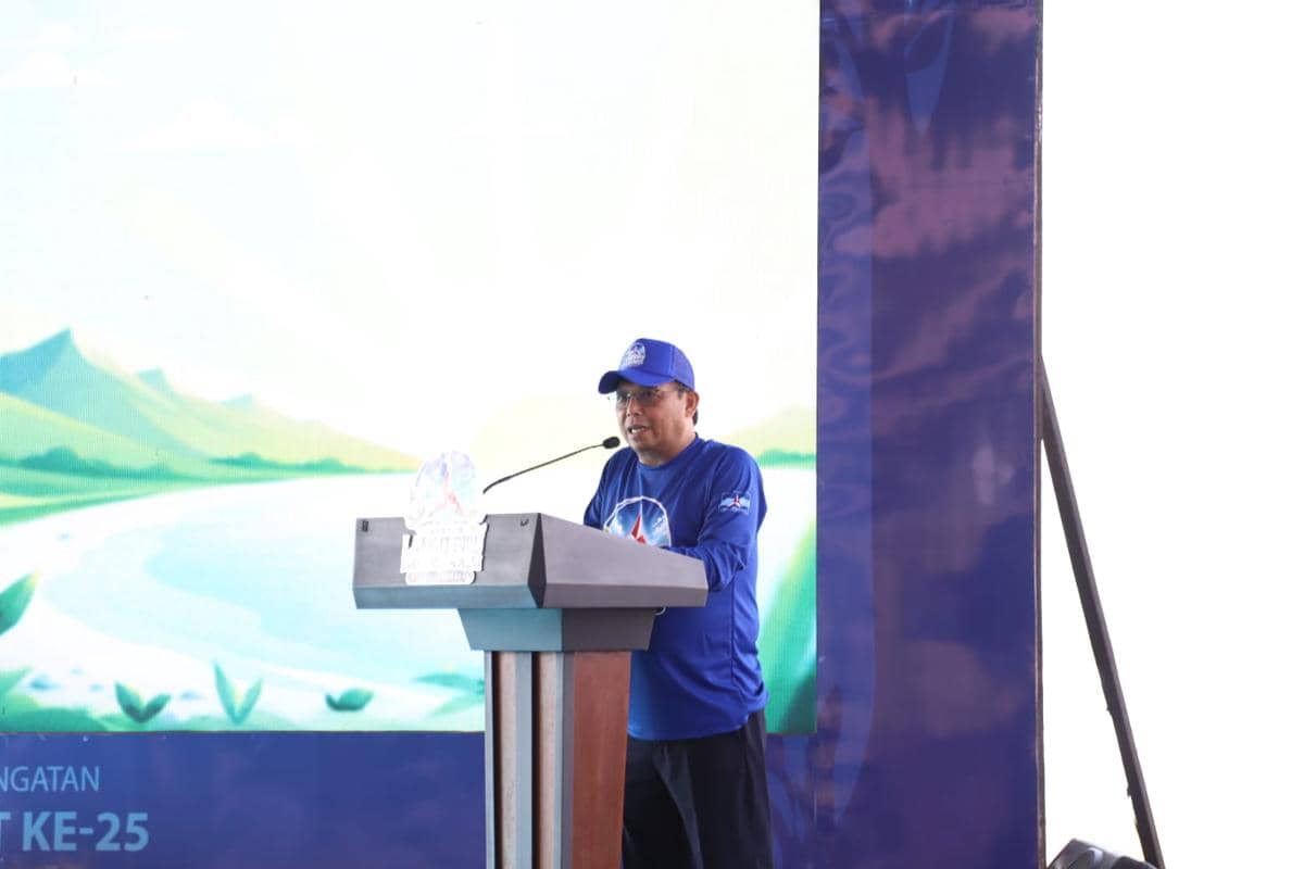 Sekjen Demokrat Herman Khaeron saat meluncurkan aksi Gerakan Langit Biru Indonesia Asri.