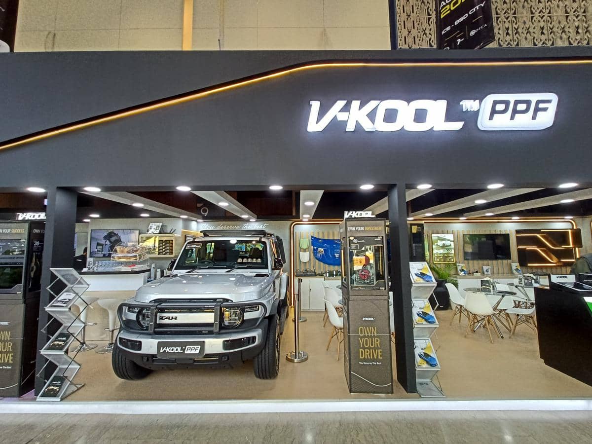 Booth V-Kool di ajang GIIAS 2026 dengan tampilan area pameran serta identitas merek yang terlihat di arena.