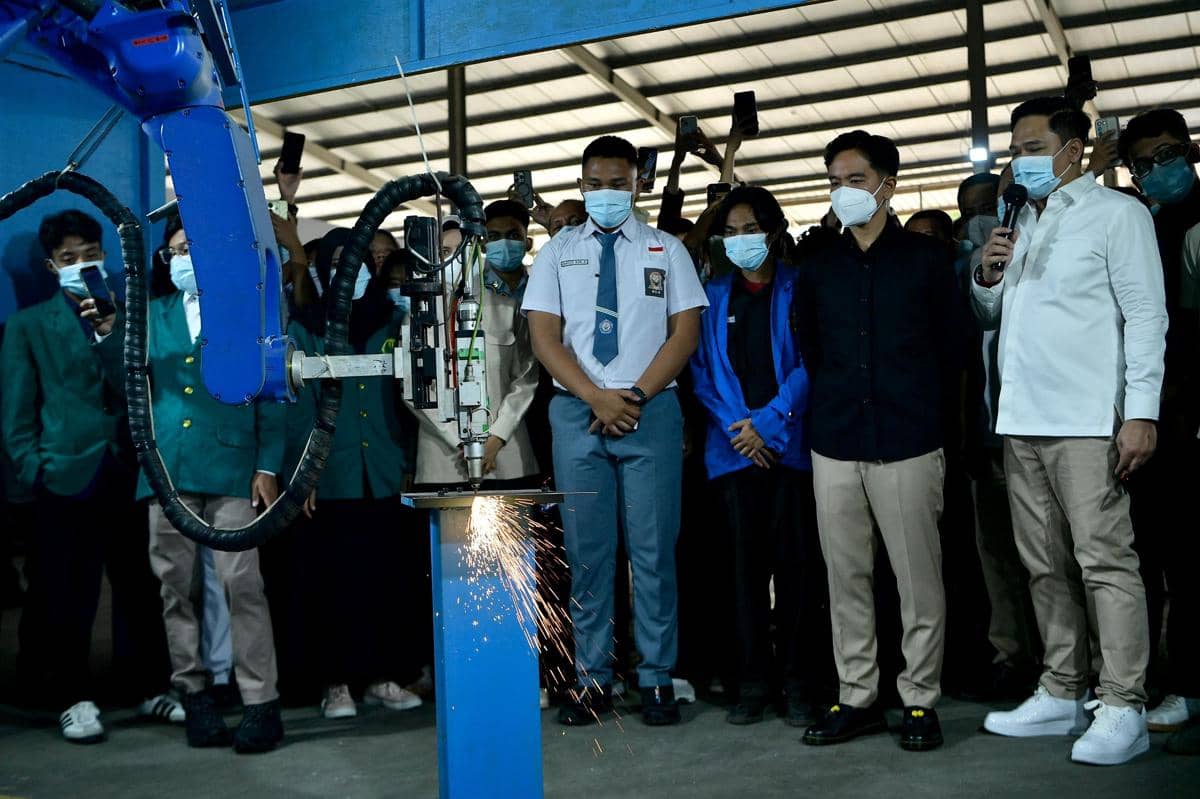 Momen Gibran Menjajal Motor Listrik Saat Kunjungi Pabrik di Tangerang