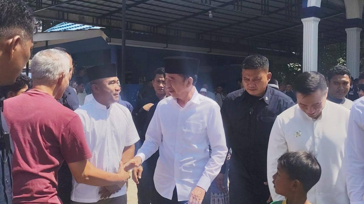 Presiden Joko Widodo setibanya di Bandara El Tari, Kupang, Nusa Tenggara Timur, dengan latar area bandara.