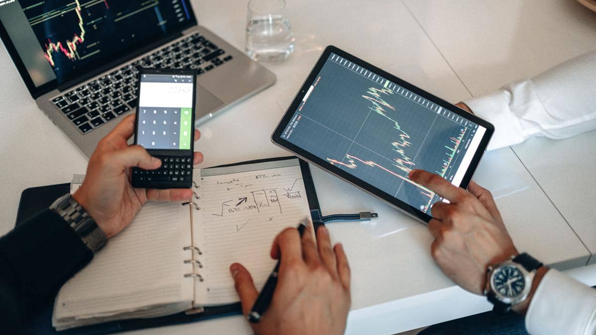 Ilustrasi rebalancing portofolio investasi dengan grafik pasar, diagram alokasi, dan aset keuangan digital.