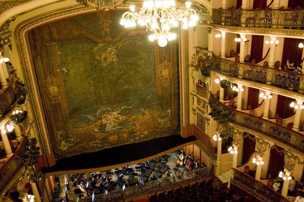 bagian interior Teatro Amazonas yang memiliki banyak lampu gantung