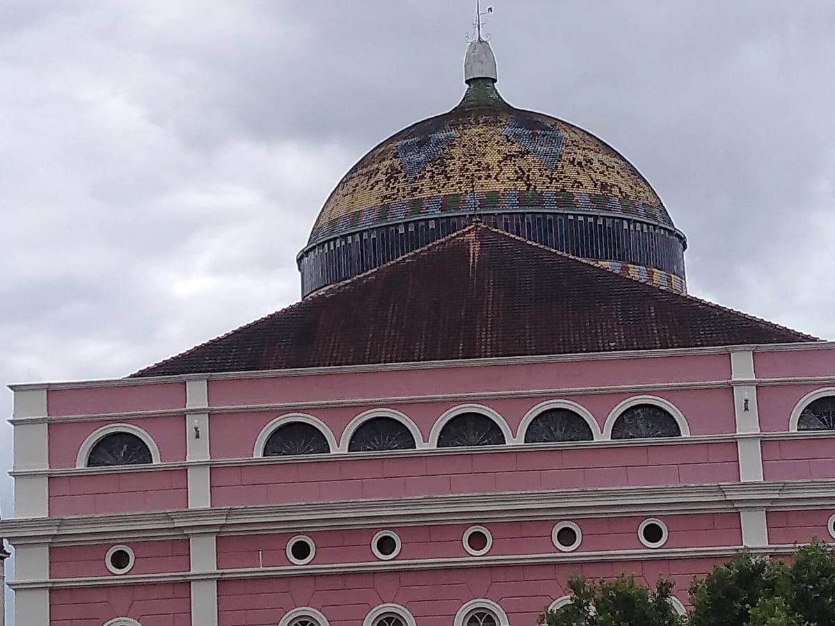 kubah di puncak Teatro Amazonas yang melambangkan warna bendera nasional Brasil