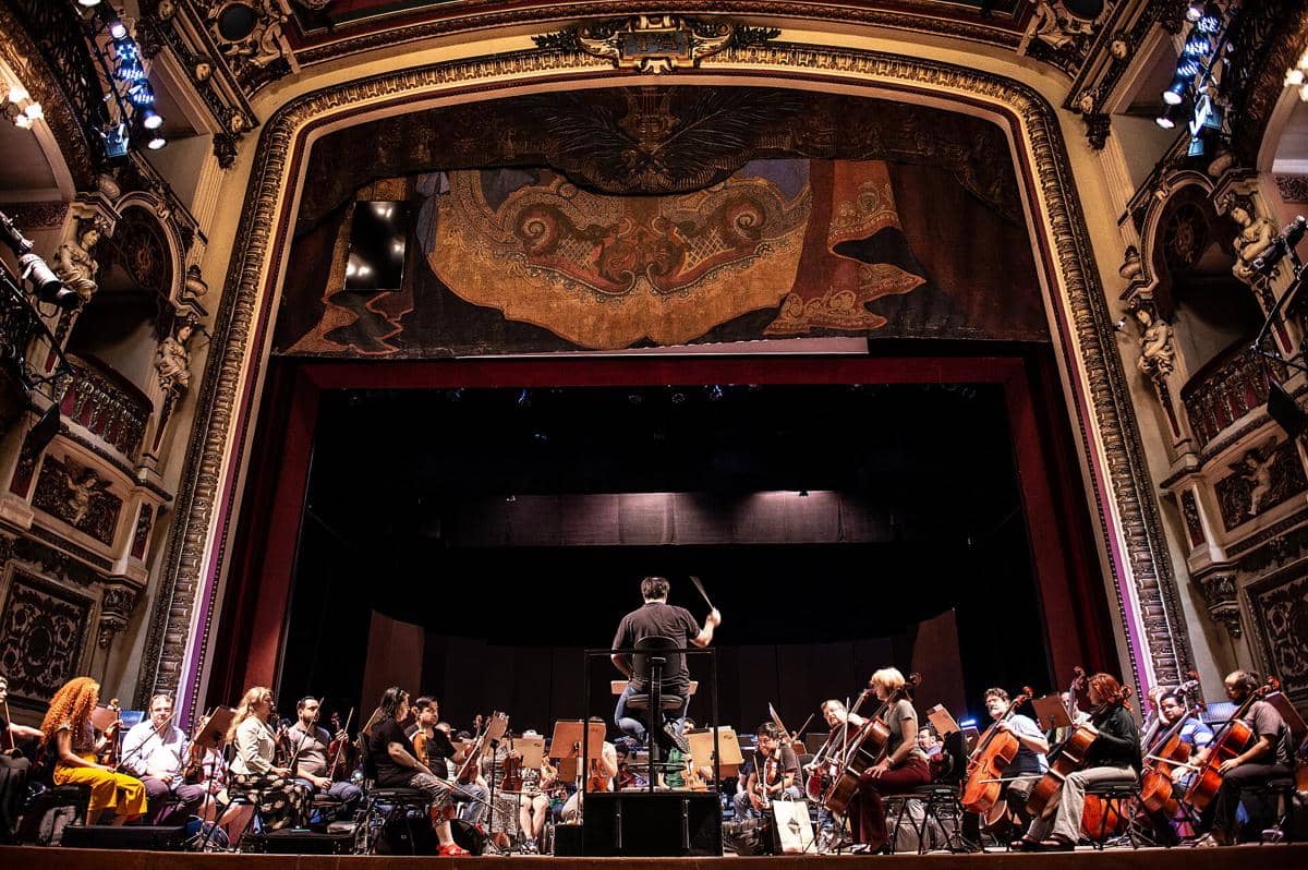 pertunjukan okestra di Teatro Amazonas