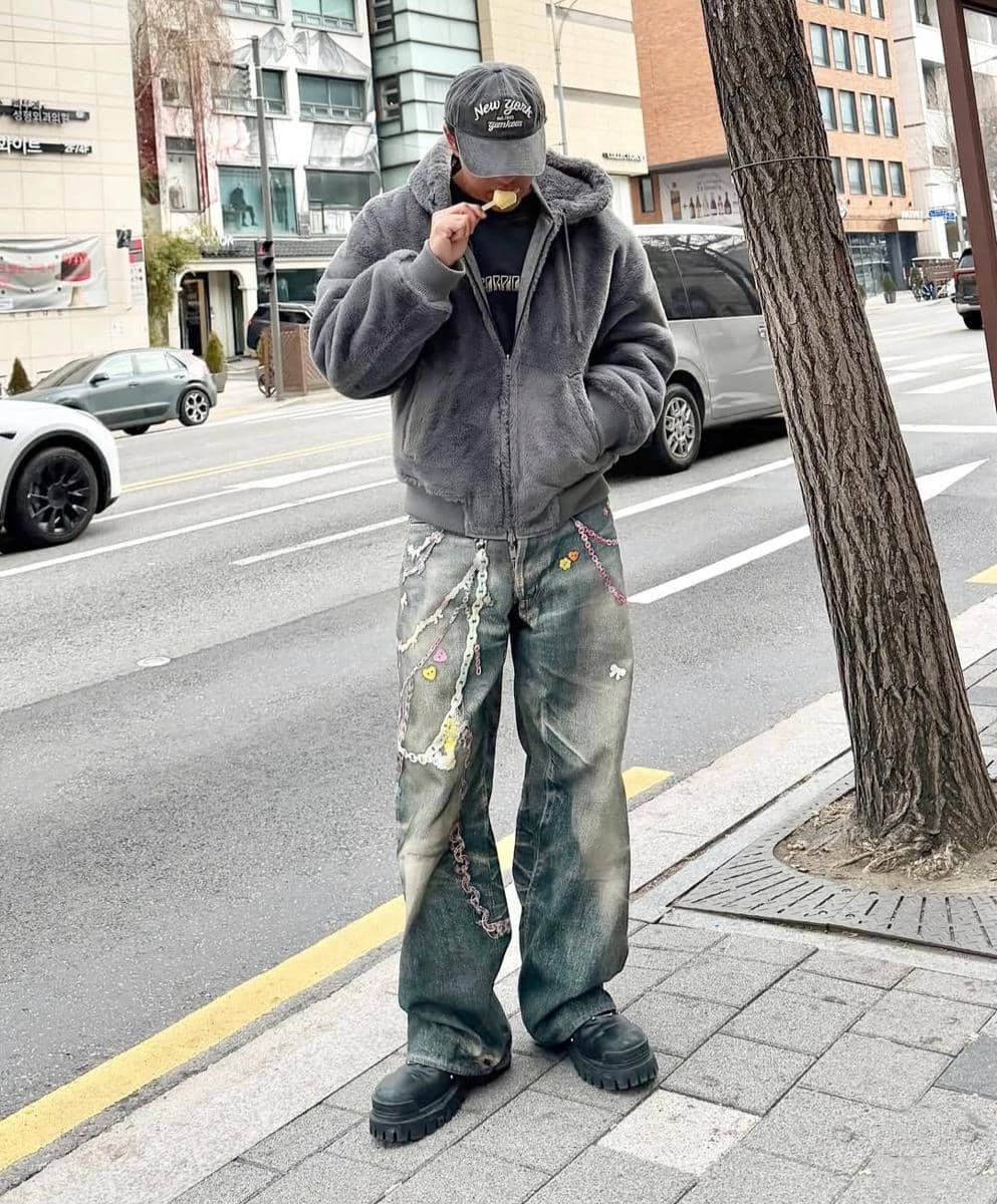 Nine Naphat mengenakan gaya OOTD dalam potret yang diunggah melalui akun Instagram pribadinya @naphat_nine.