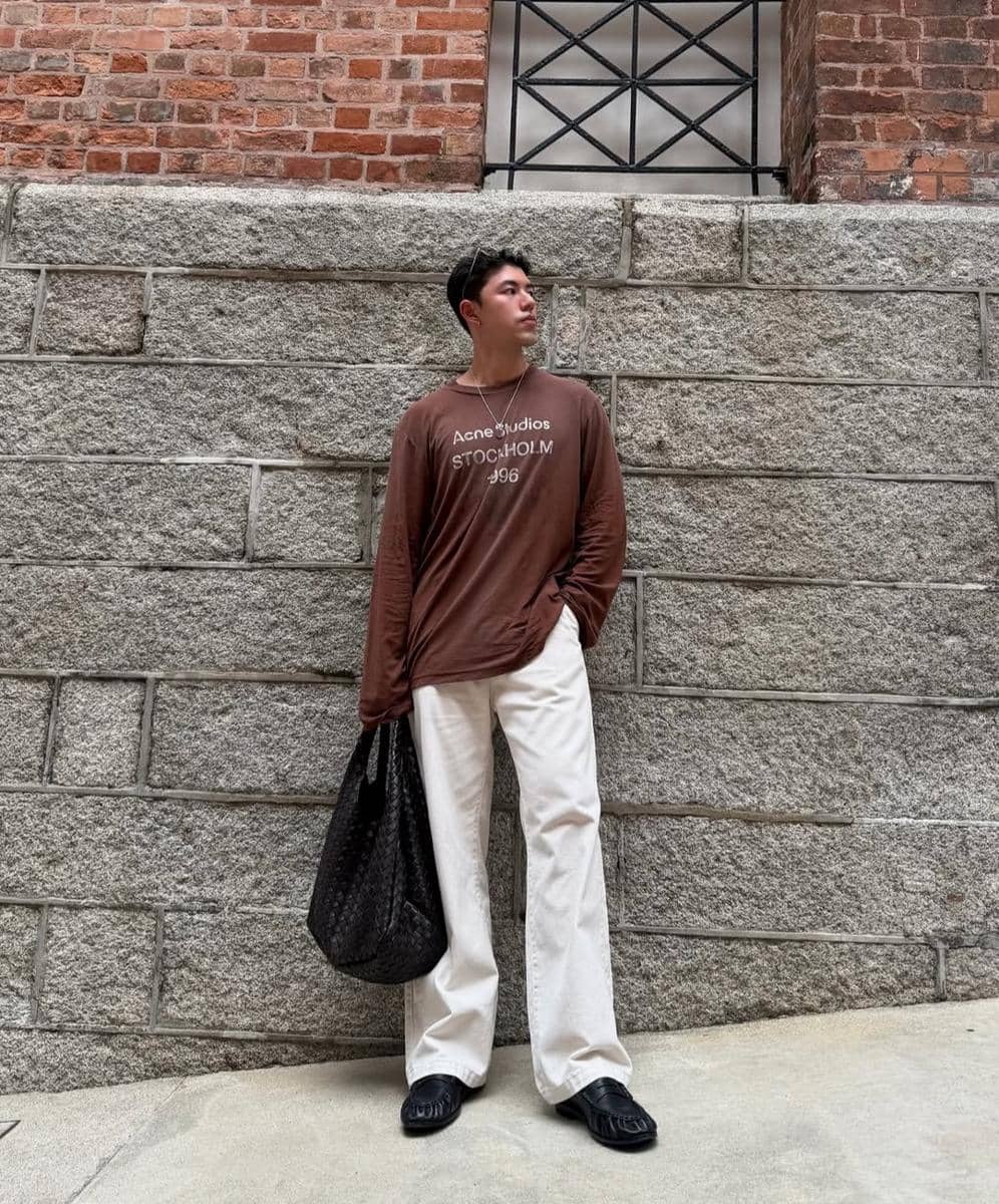 Nine Naphat berpose mengenakan busana kasual dalam gaya OOTD pada unggahan Instagram @naphat_nine.