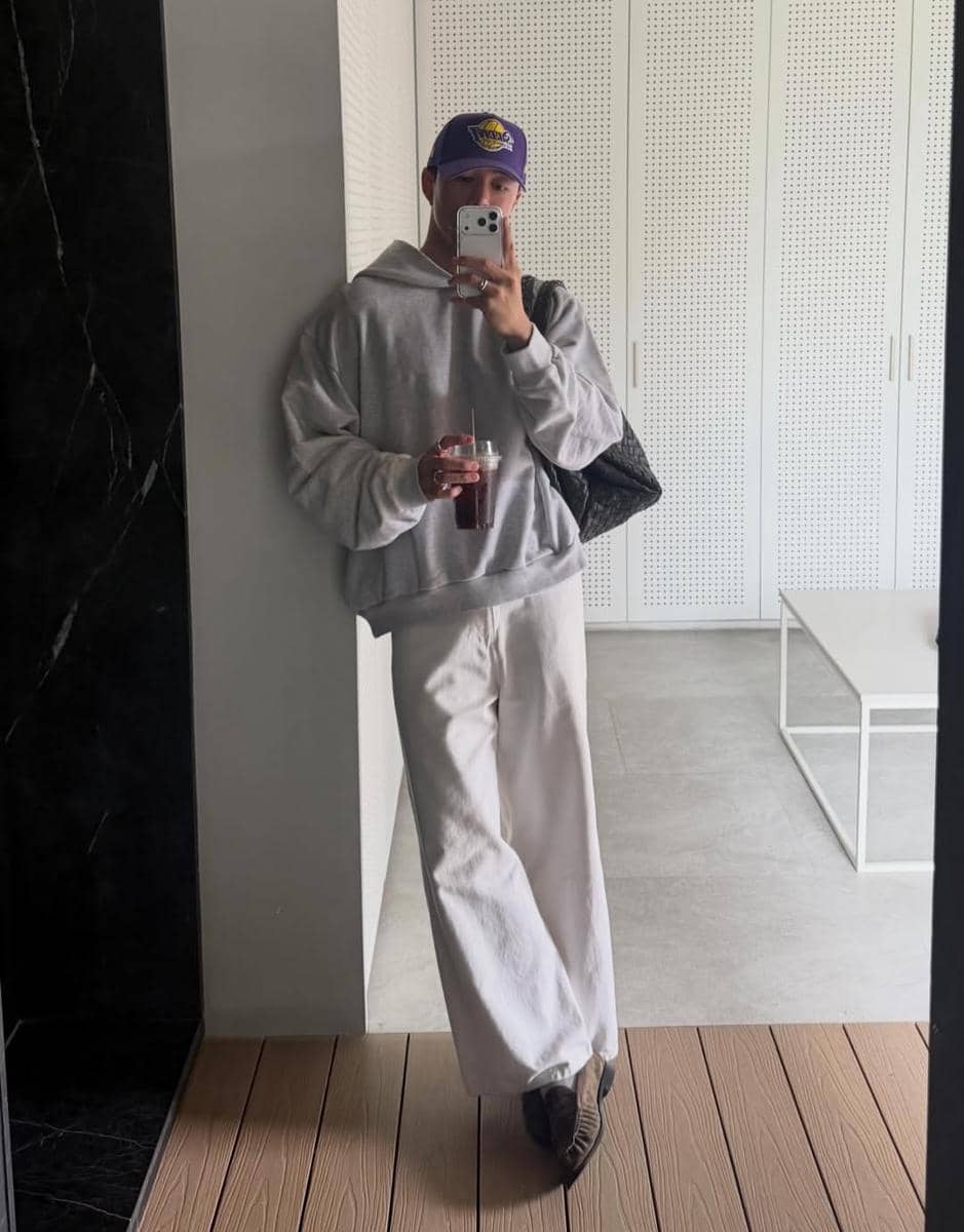 Nine Naphat berpose memperlihatkan pilihan busana OOTD dalam unggahan di akun Instagram pribadinya.