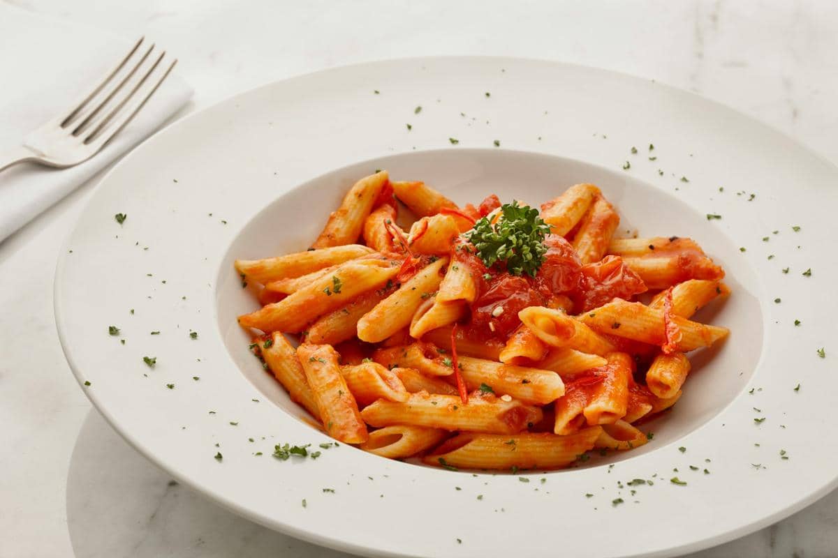 ilustrasi pasta saus tomat dan jamur