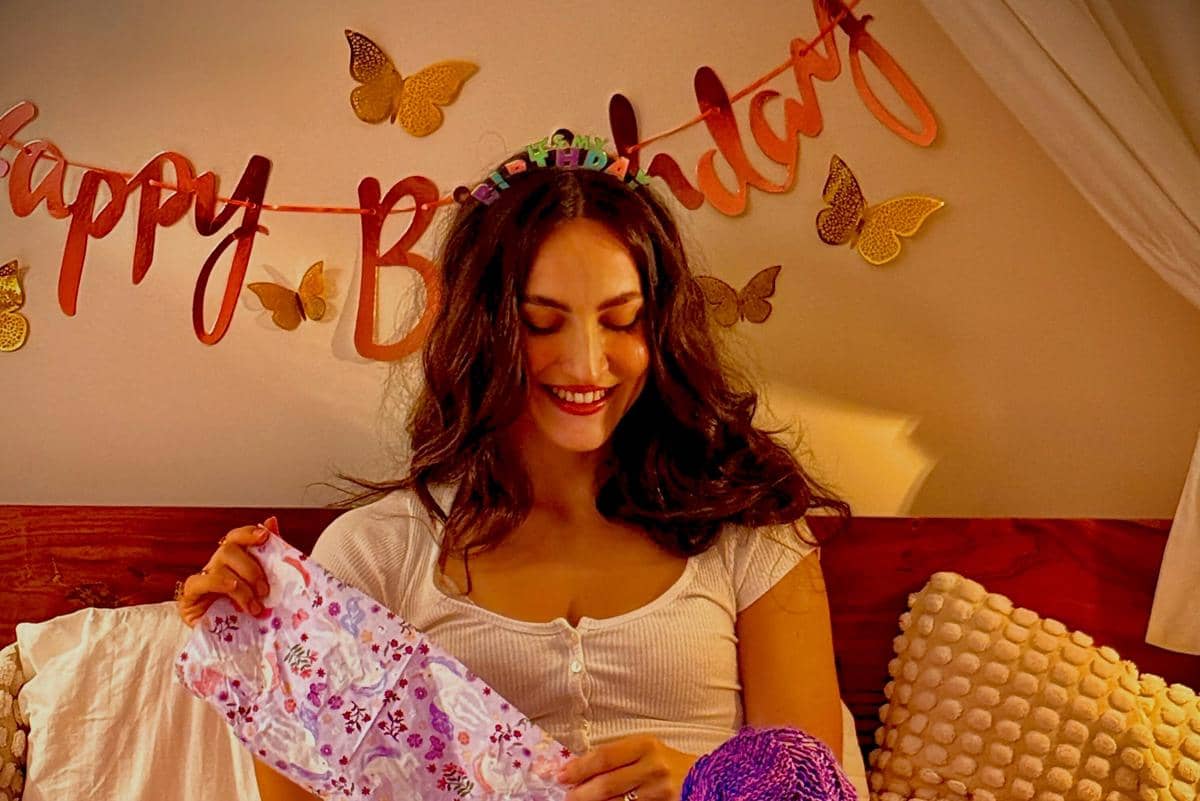 8 Potret Elli AvrRam Rayakan Ulang Tahun di Tempat Tidur