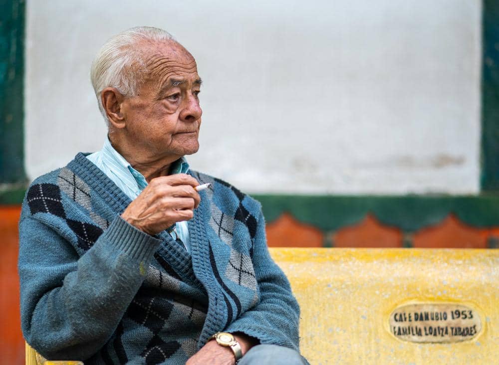 Pria tua yang sedang merokok