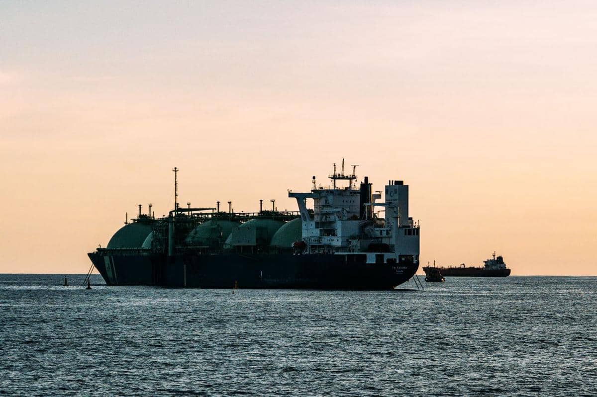 Dua Kapal Tanker Kena Proyektil di Dekat Selat Hormuz