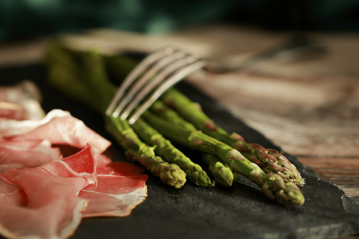 ilustrasi asparagus dan bacon