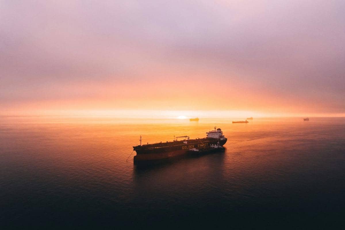 Kapal yang sedang berlayar di laut.
