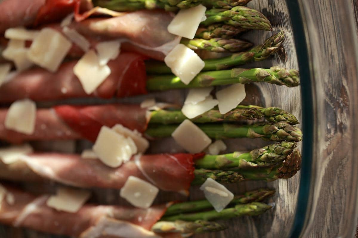 ilustrasi membuat asparagus gulung bacon