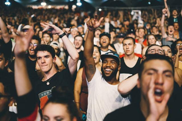 5 MBTI Cowok yang Paling Asyik Diajak Nonton Konser atau Festival