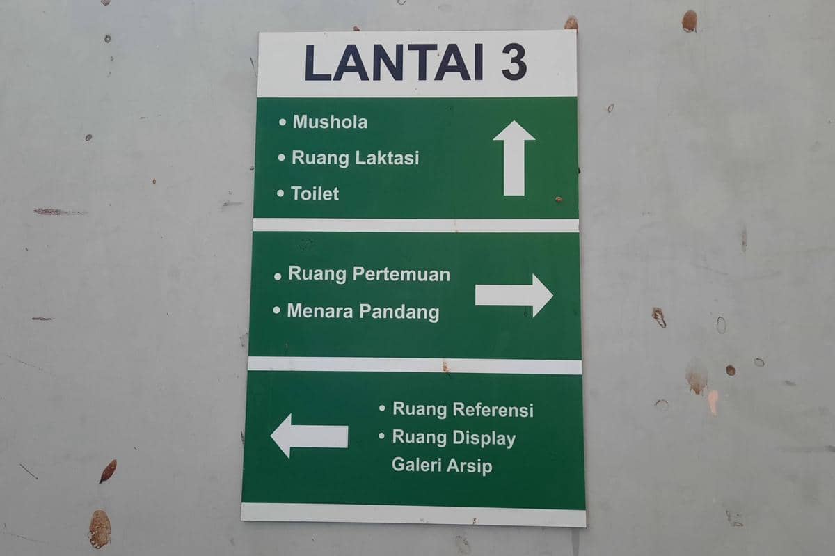 papan petunjuk Perpusda Solo