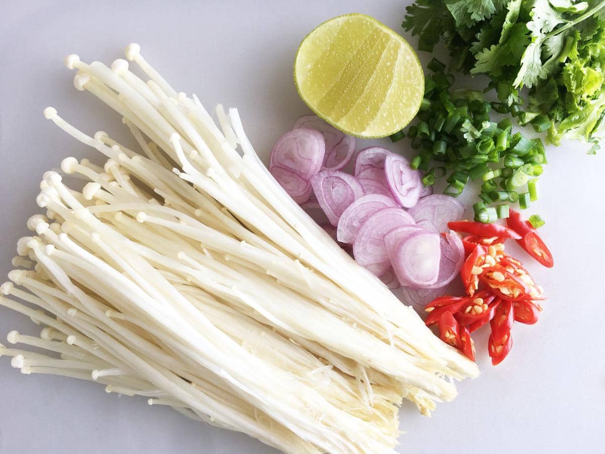 ilustrasi jamur enoki