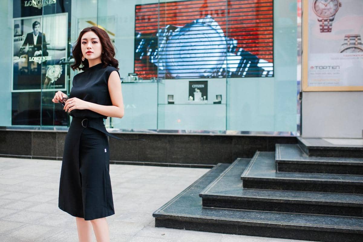 Orang memakai baju hitam