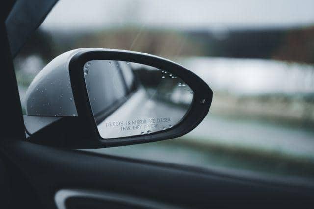 5 Cara Mengatur Posisi Spion Mobil agar Minim Blind Spot