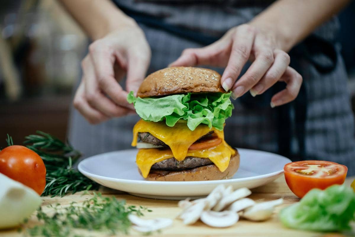 ilustrasi menata burger