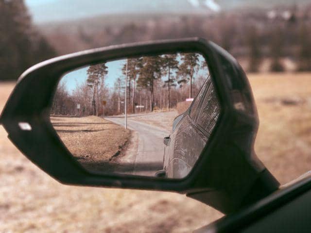 ilustrasi spion mobil