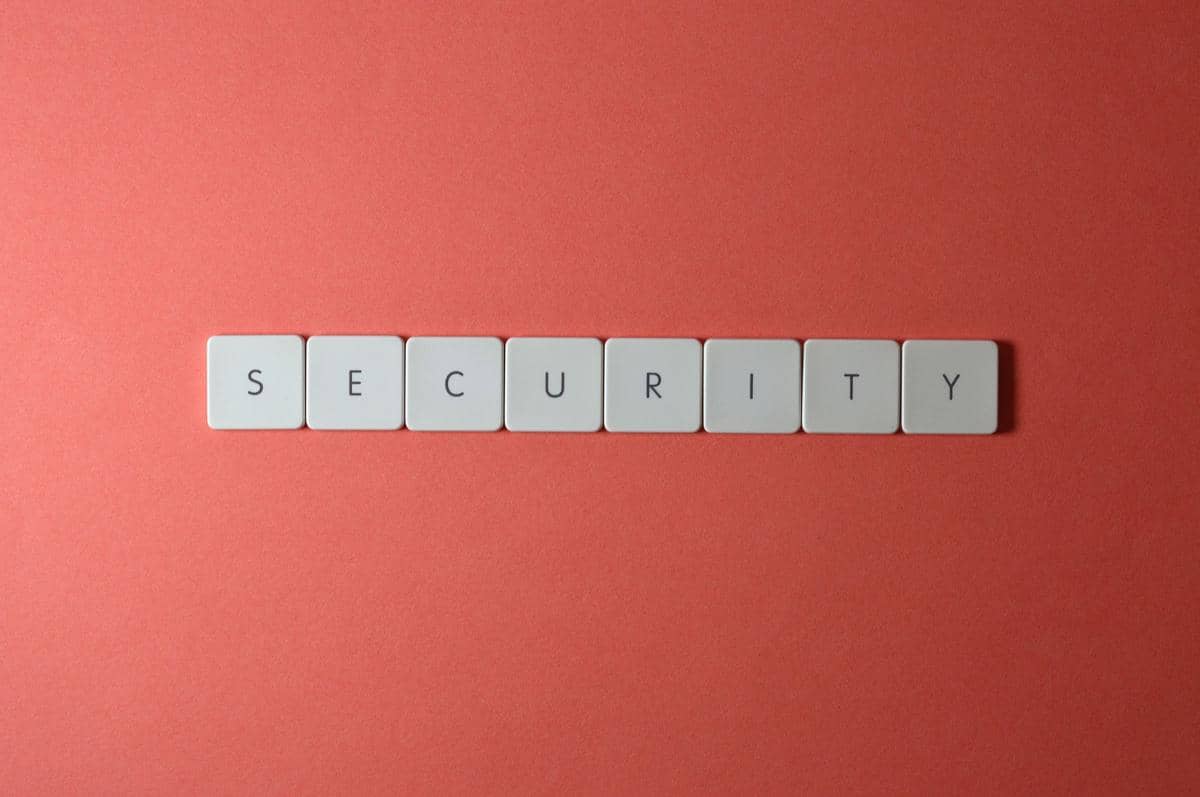 Tulisan "Security" yang disusun dari tombol keyboard di atas latar merah sebagai ilustrasi keamanan digital.