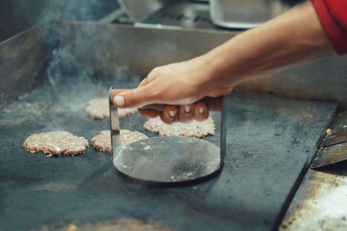 ilustrasi memipihkan beef burger