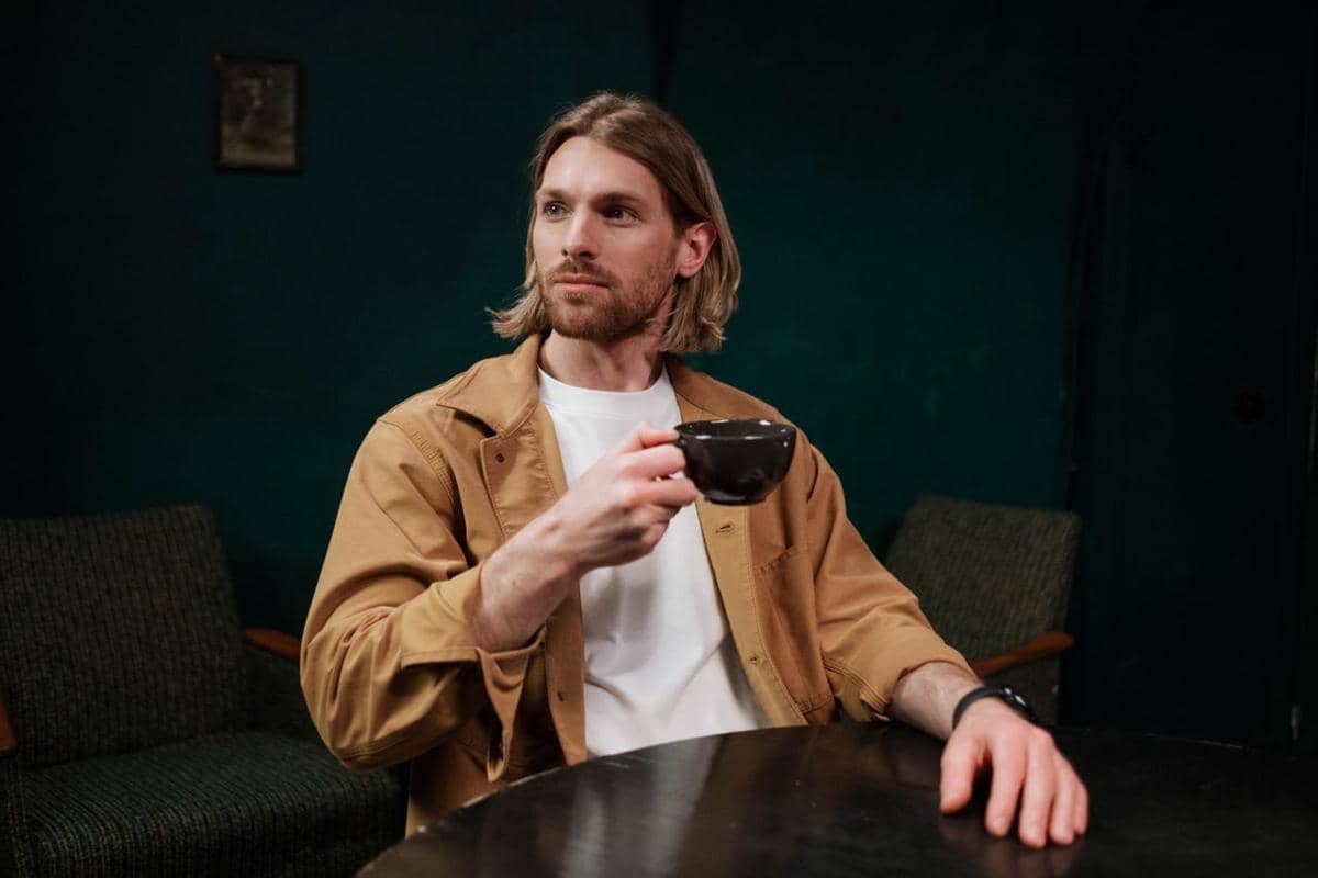 ilustrasi pria minum kopi