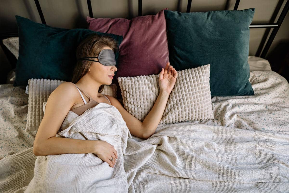 perempuan tidur dengan banyak bantal