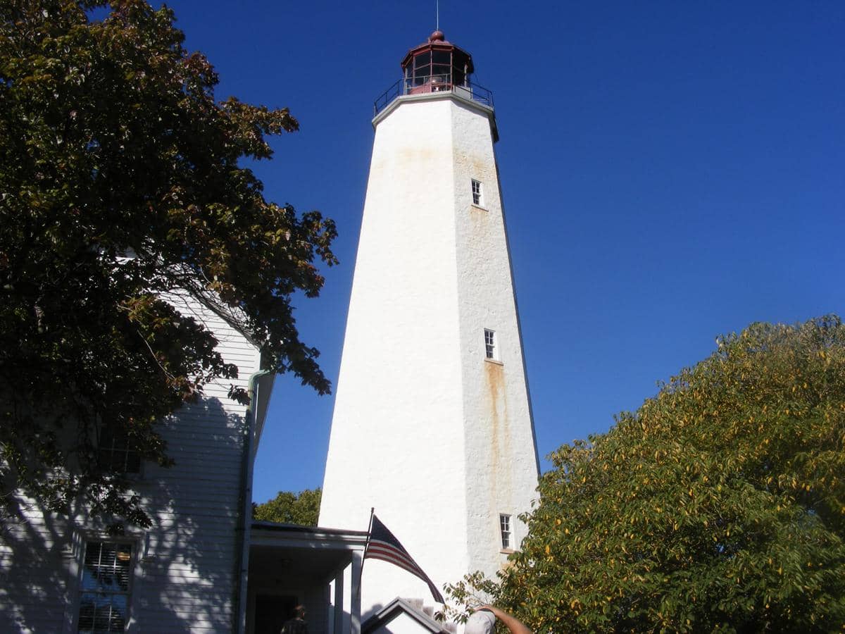 Sandy Hook Lighthouse mulai beroperasi pada tahun 1764
