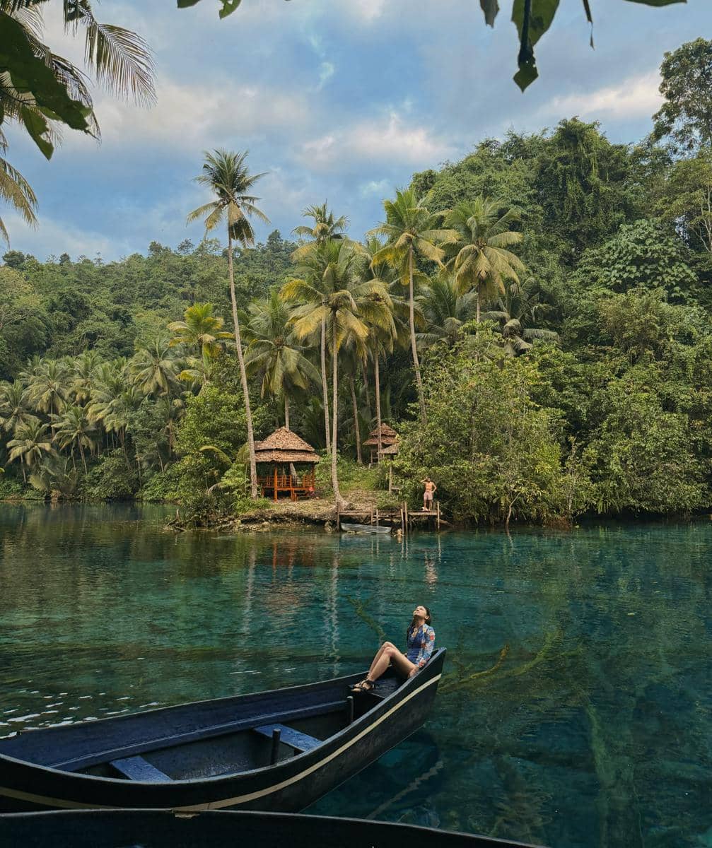 Bella Graceva menikmati liburan di Danau Paisu Pok Sulawesi