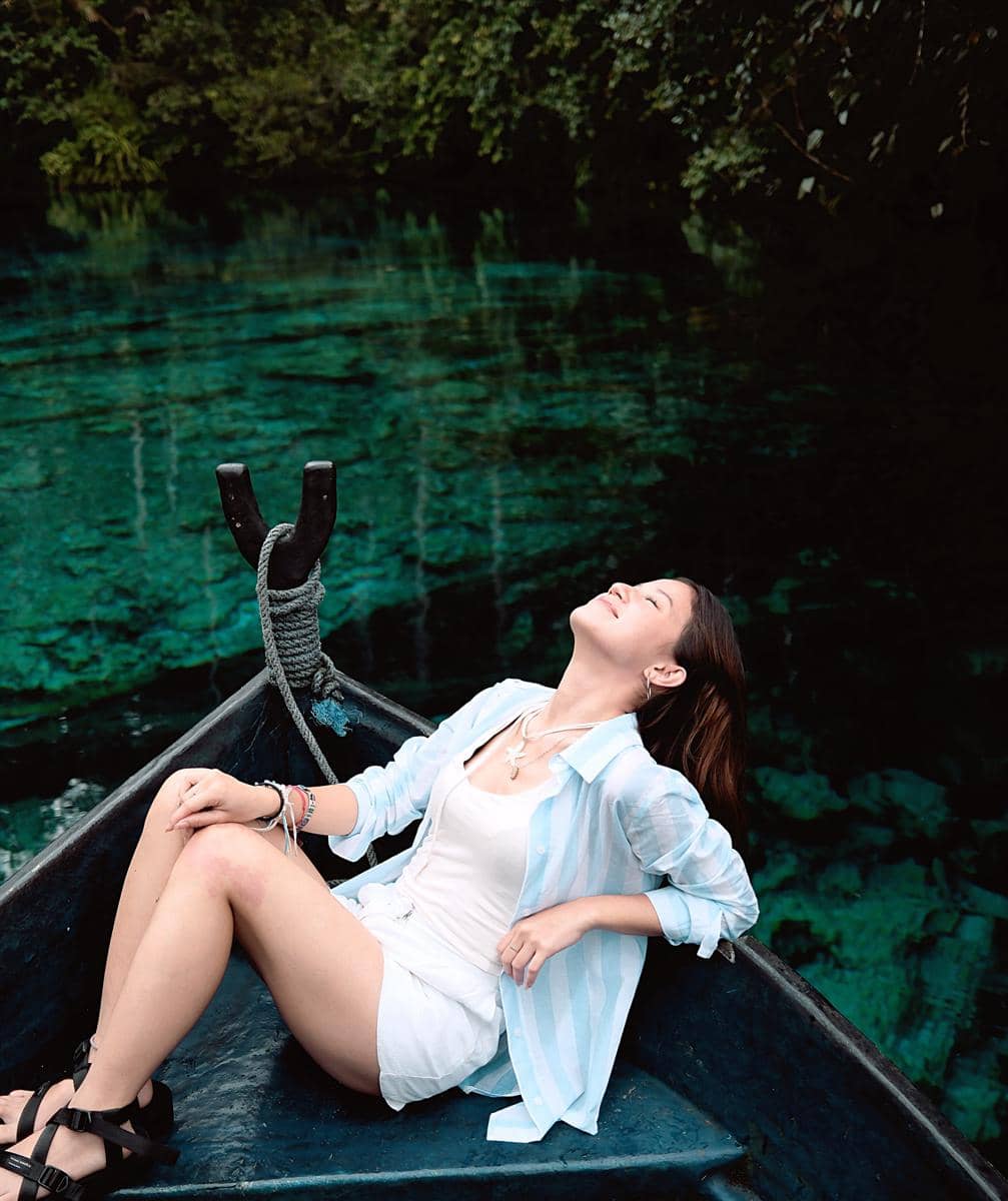 Bella Graceva menikmati liburan di Danau Paisu Pok Sulawesi