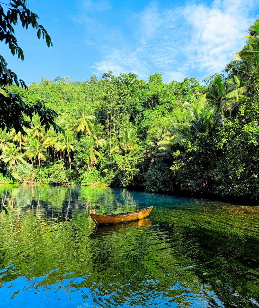 Bella Graceva menikmati liburan di Danau Paisu Pok Sulawesi
