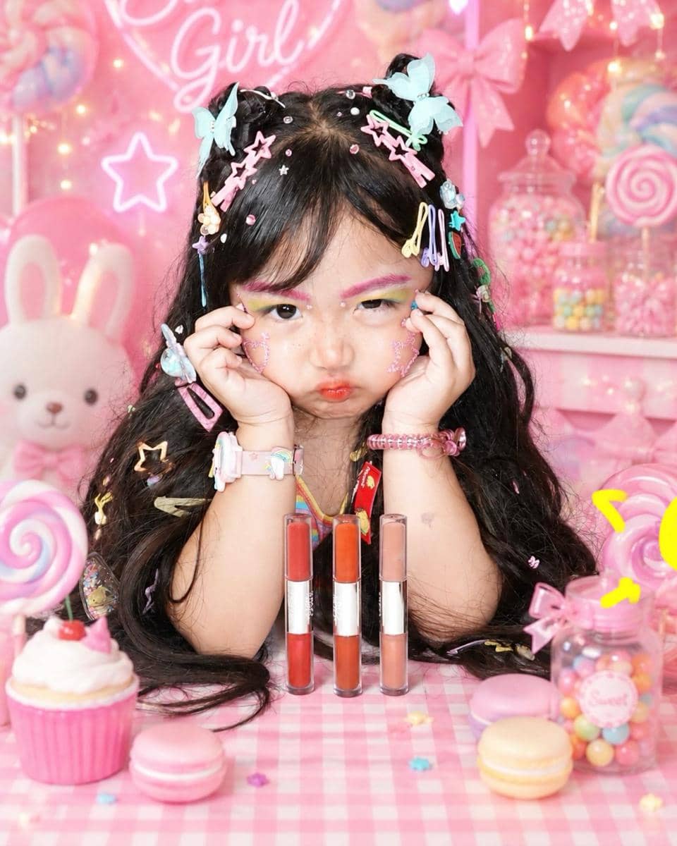 Xarena anak Siti Badriah pakai make up Naykilla