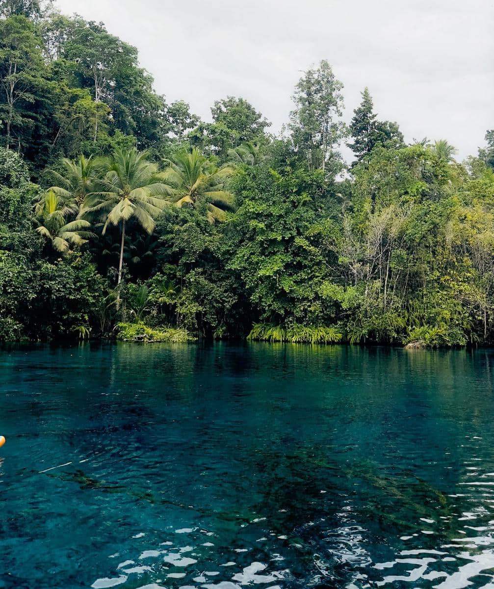 Bella Graceva menikmati liburan di Danau Paisu Pok Sulawesi