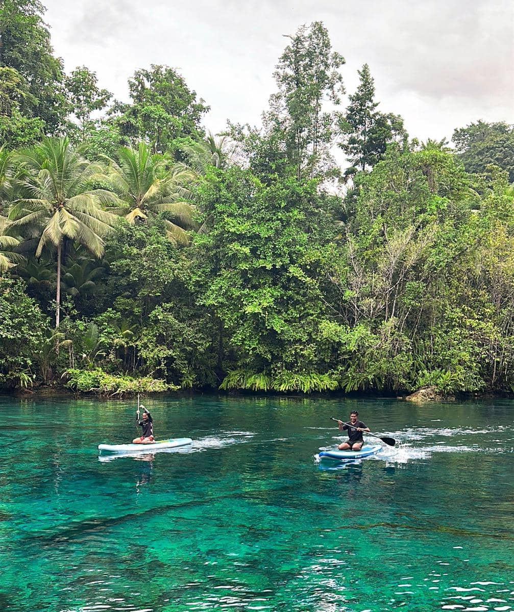Bella Graceva menikmati liburan di Danau Paisu Pok Sulawesi