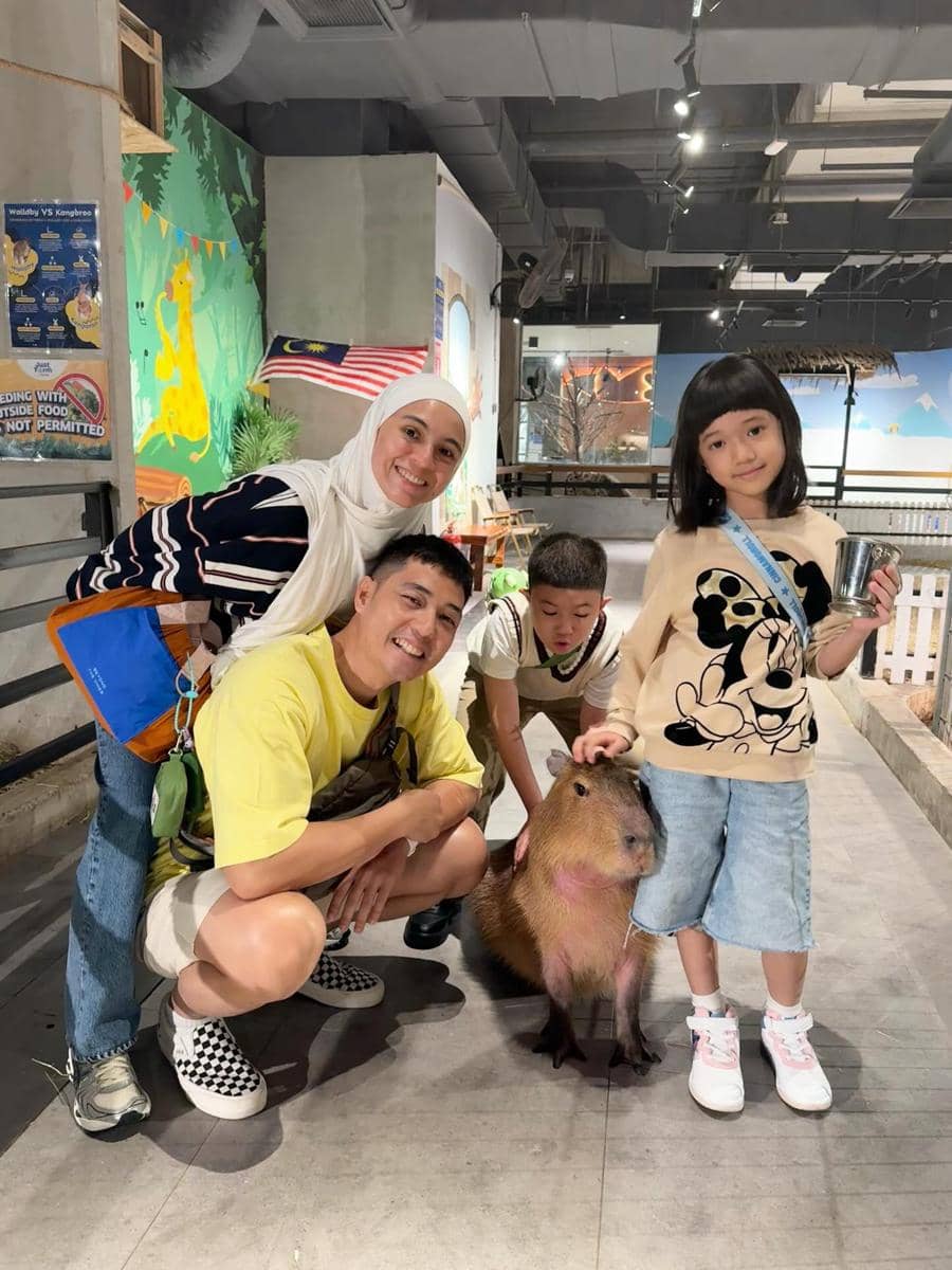 Ide OOTD traveling keluarga Nycta Gina dan Rizky Kinos