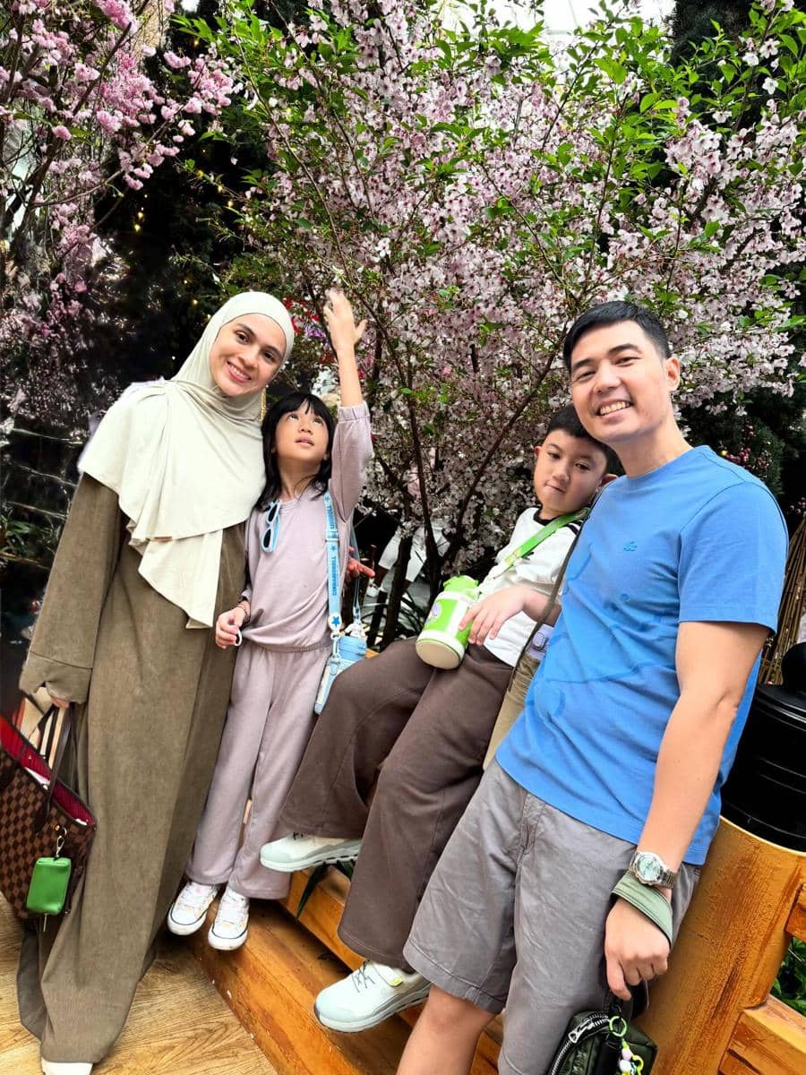 Ide OOTD traveling keluarga Nycta Gina dan Rizky Kinos