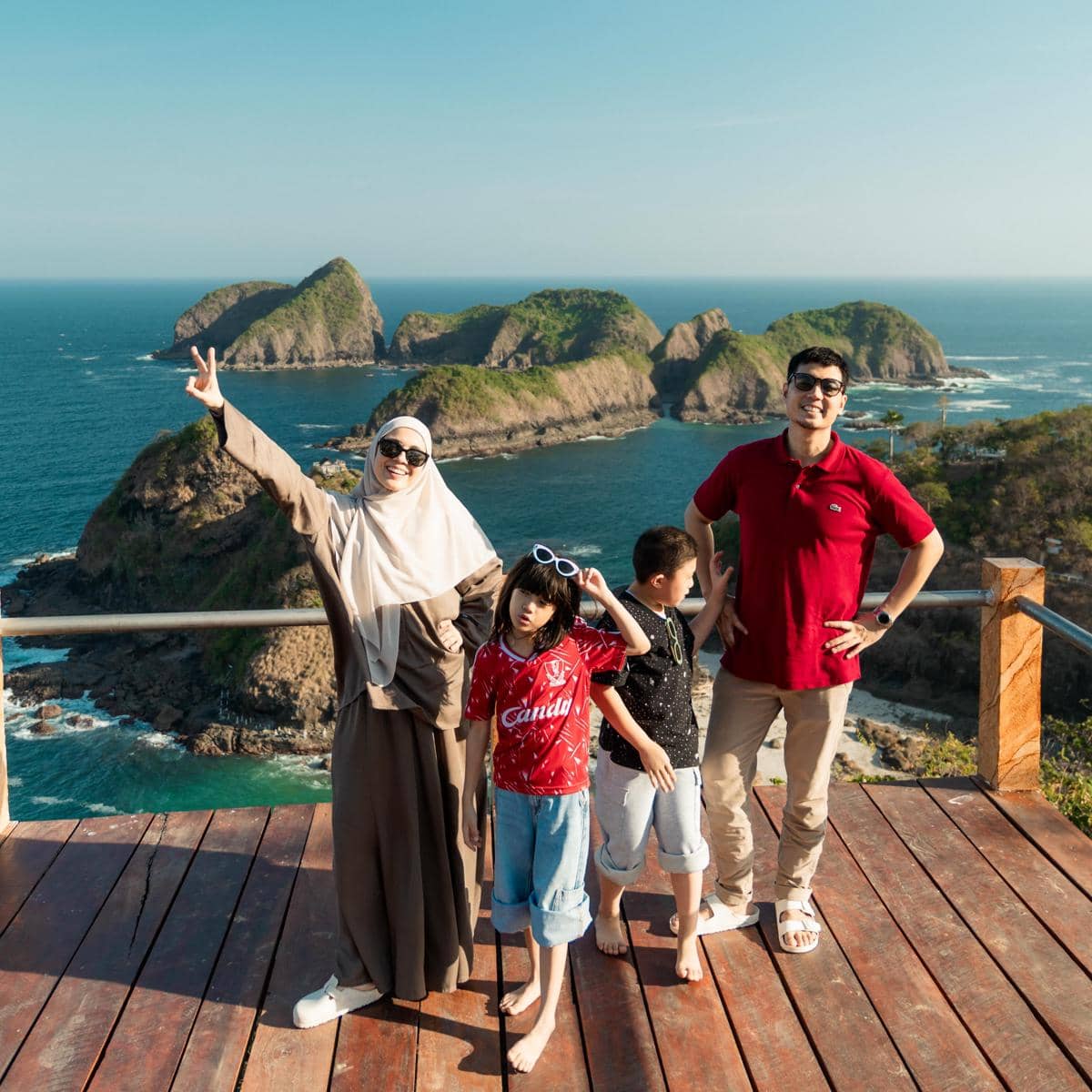 Ide OOTD traveling keluarga Nycta Gina dan Rizky Kinos