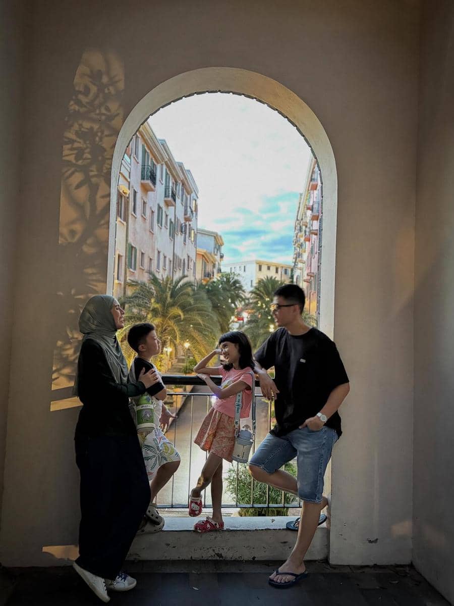 Ide OOTD traveling keluarga Nycta Gina dan Rizky Kinos