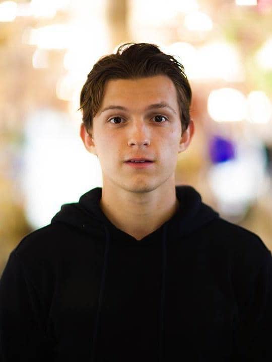 foto gaya rambut Tom Holland